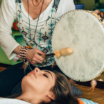 Durchführung eines schamanischen Heilrituals mit einer Trommel
