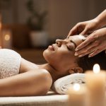 Eine Frau erhält eine Auszeit, eine Ganzkörper Massage mit energetische Osteopathie